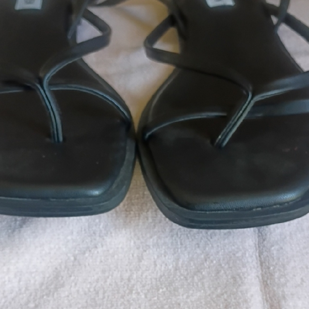 Steve Madden Elegant Black Sandals - Picture 4 of 8